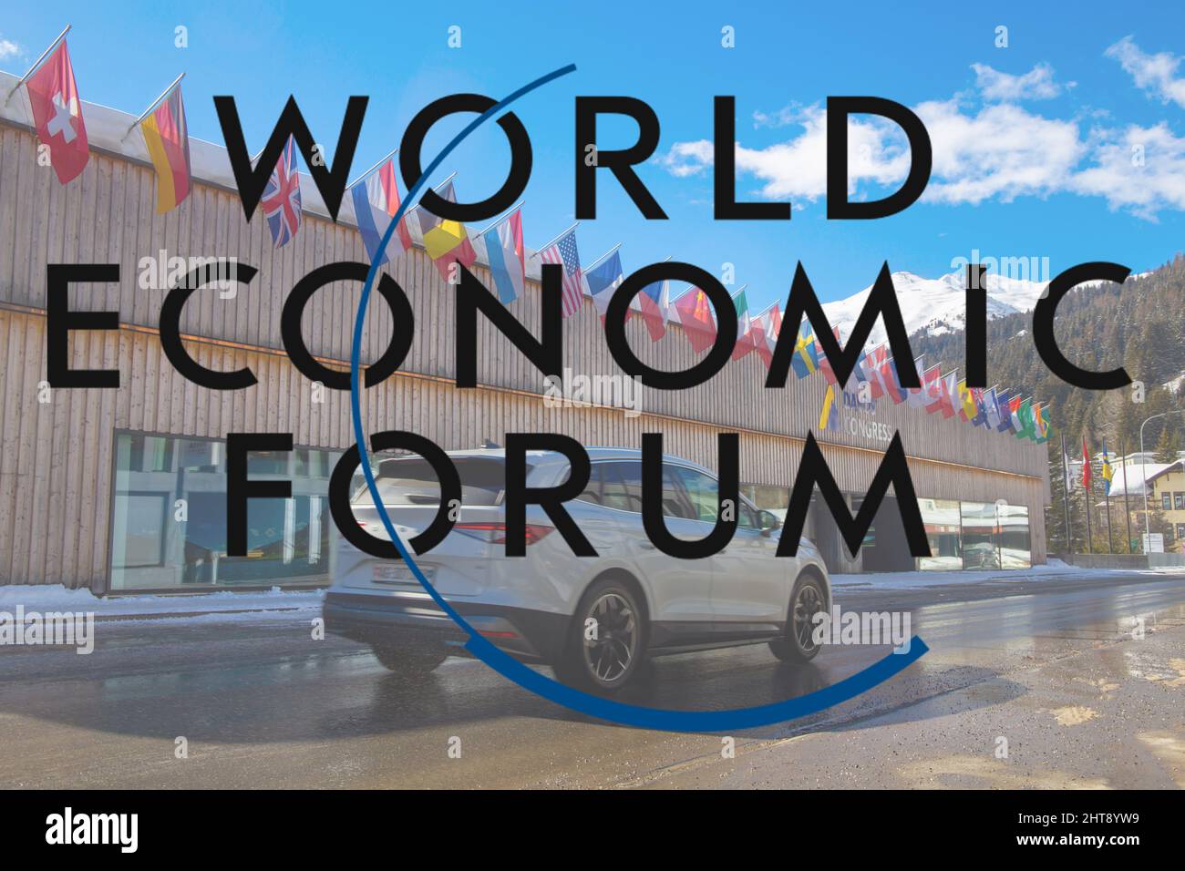 Logo de WEF (Forum économique mondial), en arrière-plan le centre des congrès de Davos Banque D'Images