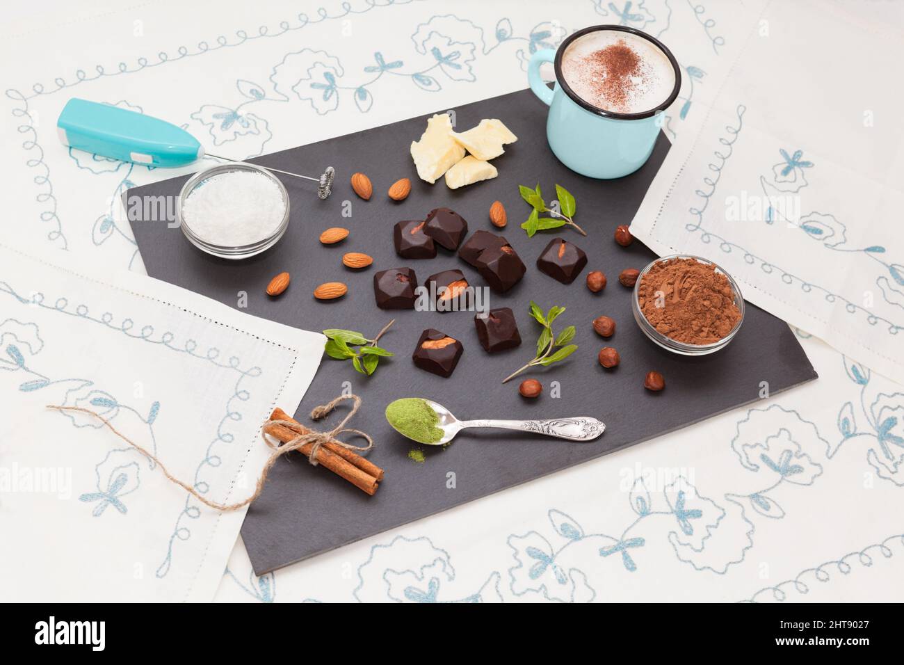 Sucreries au chocolat maison avec vue panoramique sur le plateau du café Banque D'Images