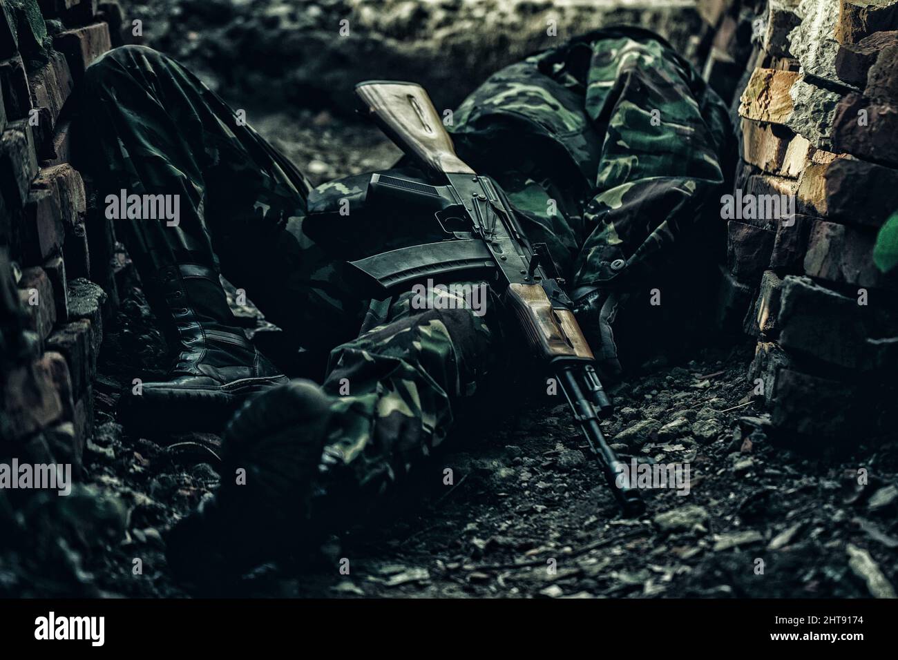 Soldat mort. Tué des soldats russes ou ukrainiens. La vie en guerre. Banque D'Images