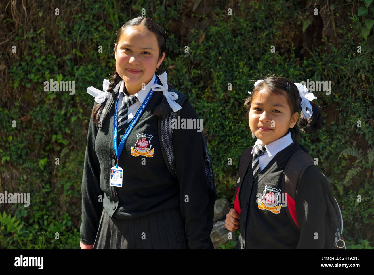 Filles élèves en uniforme, Pelling, Sikkim, Inde Banque D'Images