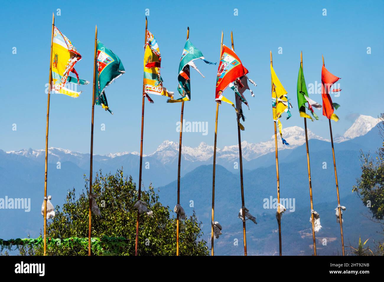 Drapeaux de prière dans la montagne, Pelling, Sikkim, Inde Banque D'Images
