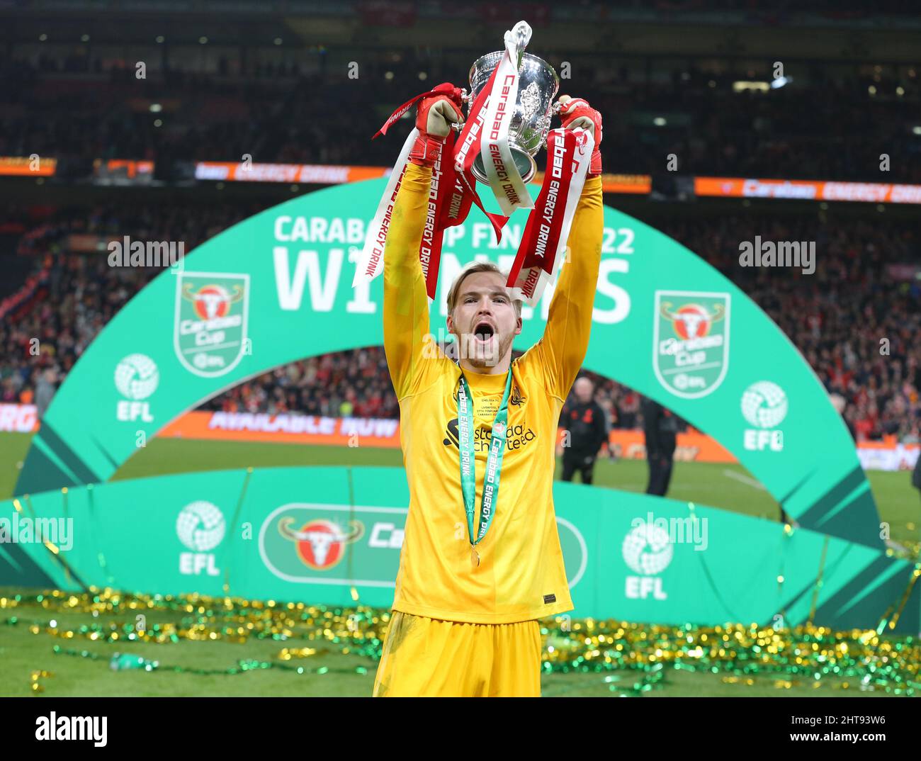 CAOIMHIN KELLEHER LÈVE LA COUPE CARABAO, CHELSEA V LIVERPOOL, 2022 Banque D'Images