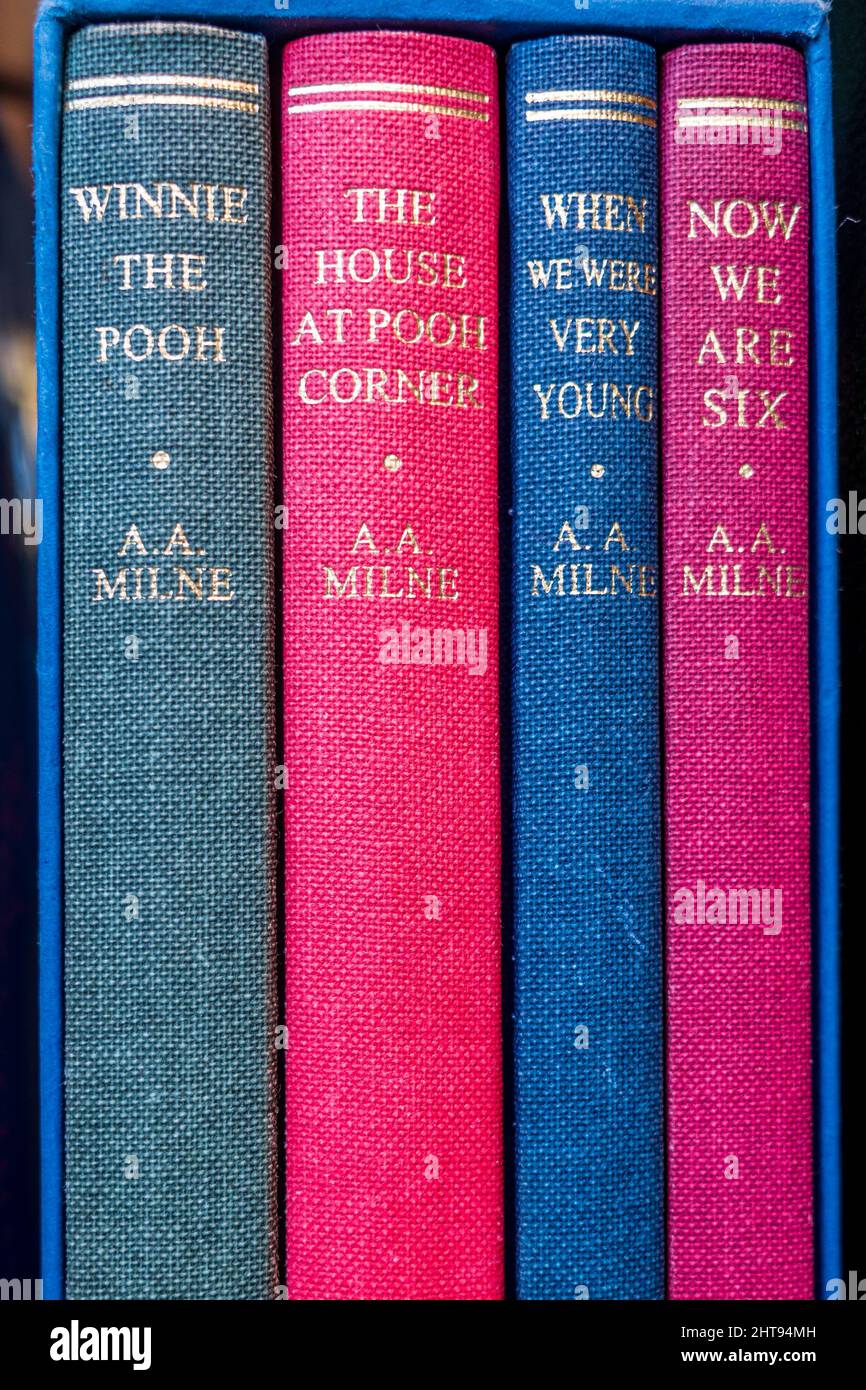 Collection de livres Winnie-The-Pooh, Methuen Collectors Edition 1999, par A. A. Milne dans une librairie. Banque D'Images