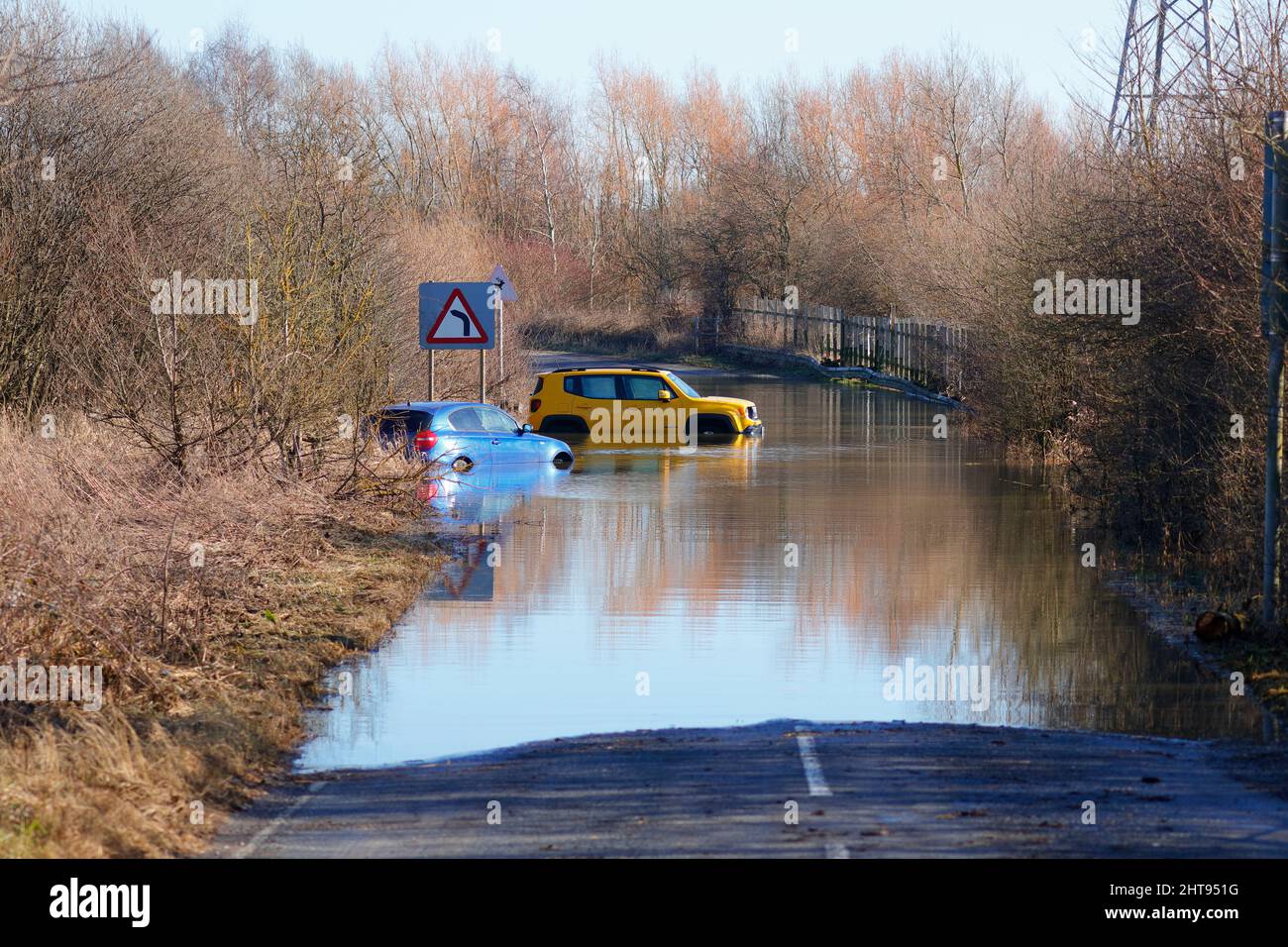 Véhicules abandonnés sur Newton Lane à Fairburn, dans le North Yorkshire, 1 semaines après que Storm Franklin a amené des inondations dans certaines parties du Royaume-Uni Banque D'Images