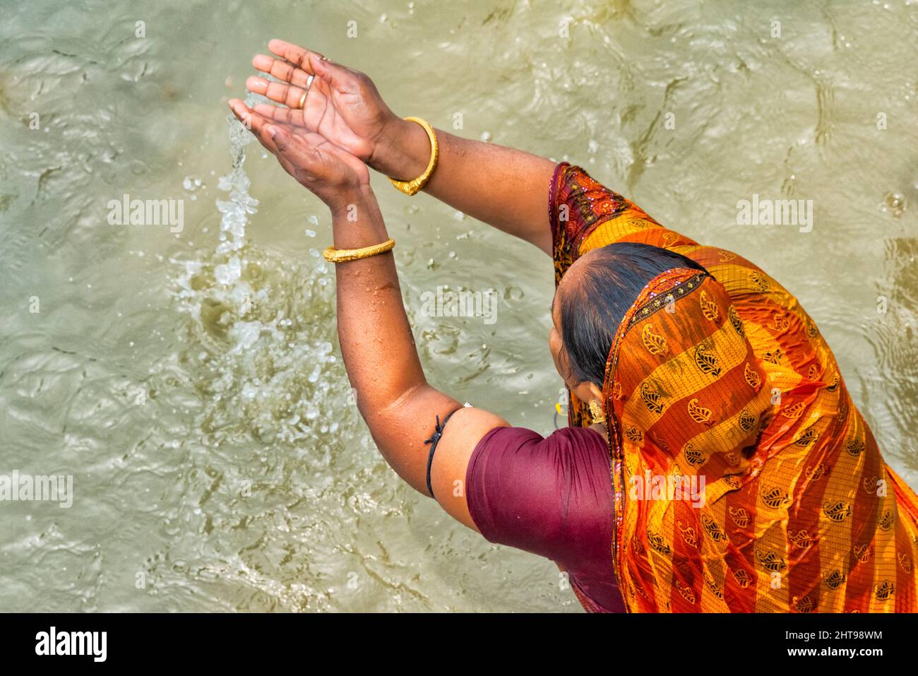 Femme en train de se baigner sainement dans le Gange River, Kolkata, Bengale occidental, Inde Banque D'Images