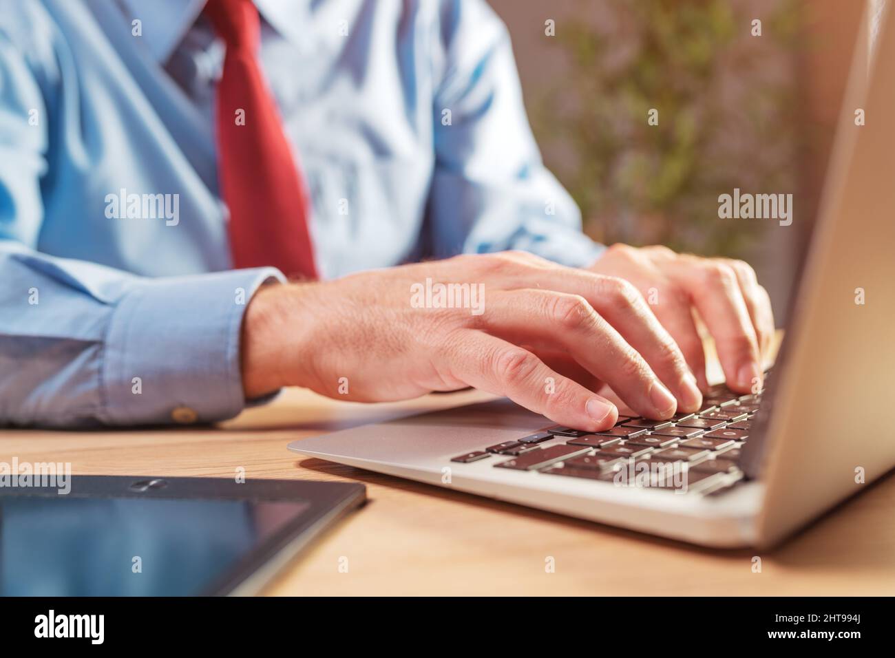 Gros plan des mains masculines utilisant un ordinateur portable, homme d'affaires travaillant sur un ordinateur portable, attention sélective Banque D'Images