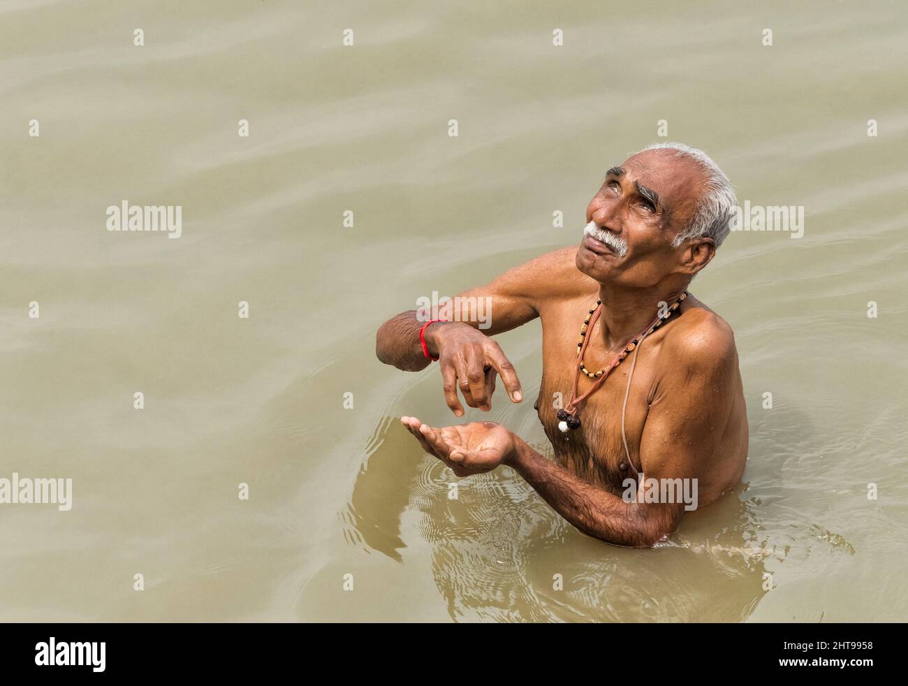 Le vieil homme prend un bain Saint dans le fleuve Ganges, Kolkata, Bengale occidental, Inde Banque D'Images