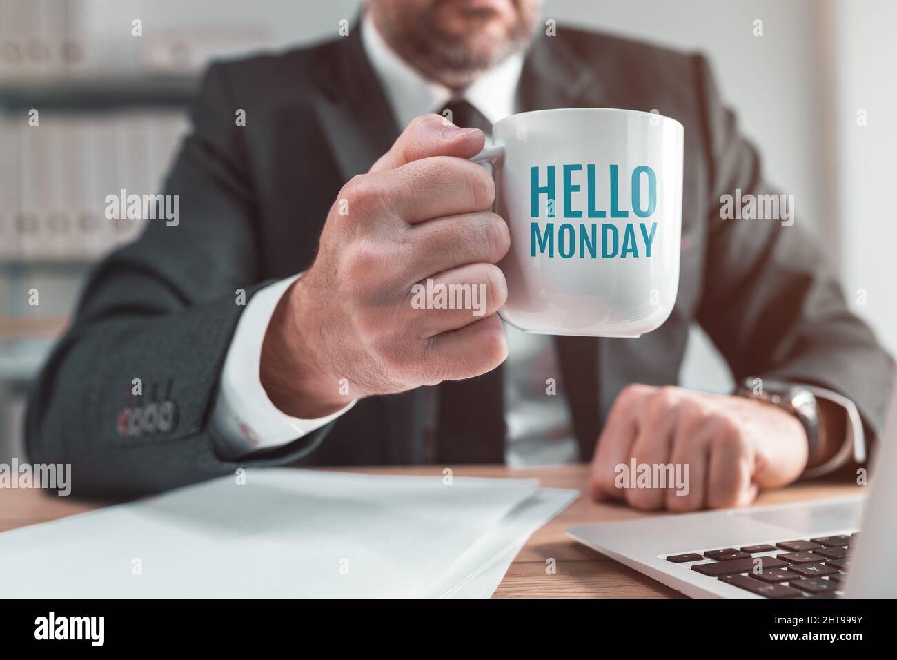 Bonjour lundi tasse de café entre les mains d'un professionnel pendant la pause-café de bureau, image conceptuelle avec une attention sélective Banque D'Images