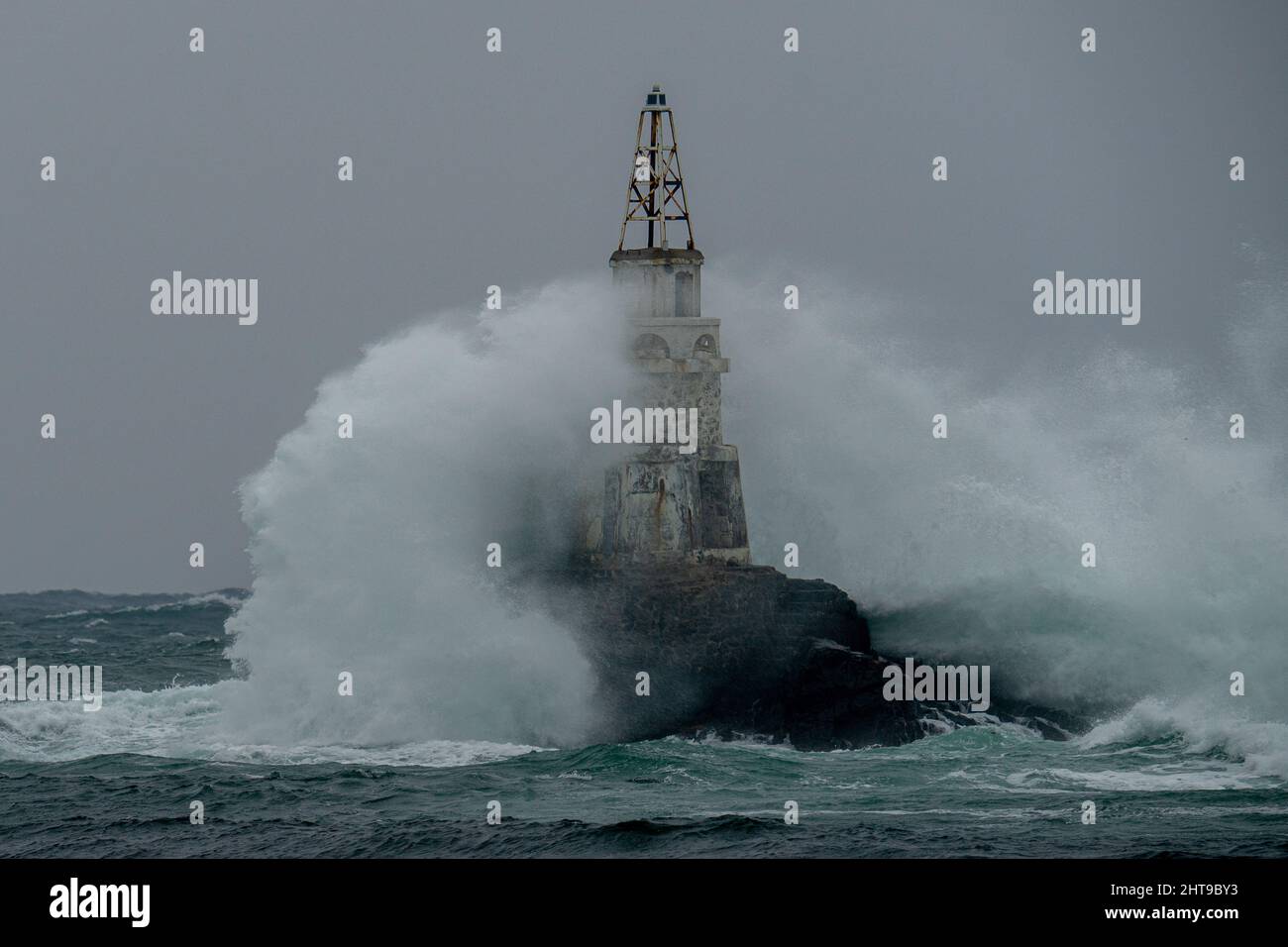 Un gros plan d'un phare dans l'océan Banque D'Images