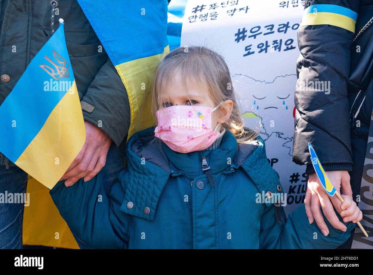 Séoul, Corée du Sud. 27th févr. 2022. Un enfant ukrainien est avec ses parents lors d'un rassemblement contre l'invasion de l'Ukraine par la Russie en dehors de l'ambassade de Russie à Séoul.rassemblement contre l'invasion de l'Ukraine par la Russie à Séoul, en Corée du Sud. (Photo de Simon Shin/SOPA Images/Sipa USA) Credit: SIPA USA/Alay Live News Banque D'Images