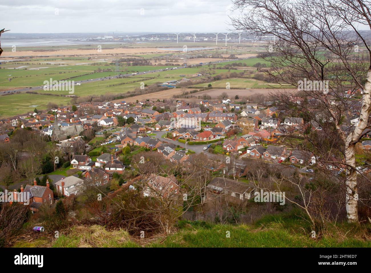 Le village de Helsby Cheshire Angleterre vu du sommet de Helsby Hill avec des marais de Frodsham en arrière-plan Banque D'Images