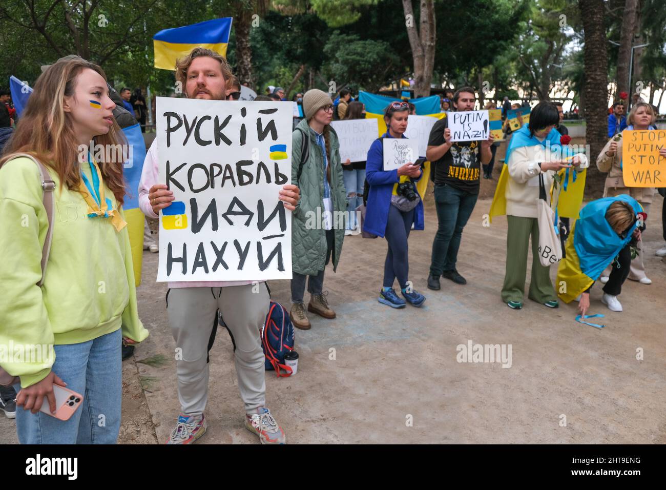 Antalya, Turquie - février 27 2022 : les Ukrainiens se rassemblent à Antalya pour protester contre l'invasion russe de leur patrie, les protestations contre l'invasion par la Russie. Banque D'Images