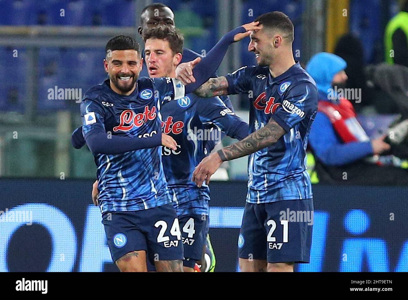Lorenzo Insigne de Naples fête avec ses coéquipiers après avoir inscrit 0-1 buts pendant le championnat italien Serie Un match de football entre SS Lazio et SSC Napoli le 27 février 2022 au Stadio Olimpico à Rome, Italie - photo Federico Proietti / DPPI Banque D'Images