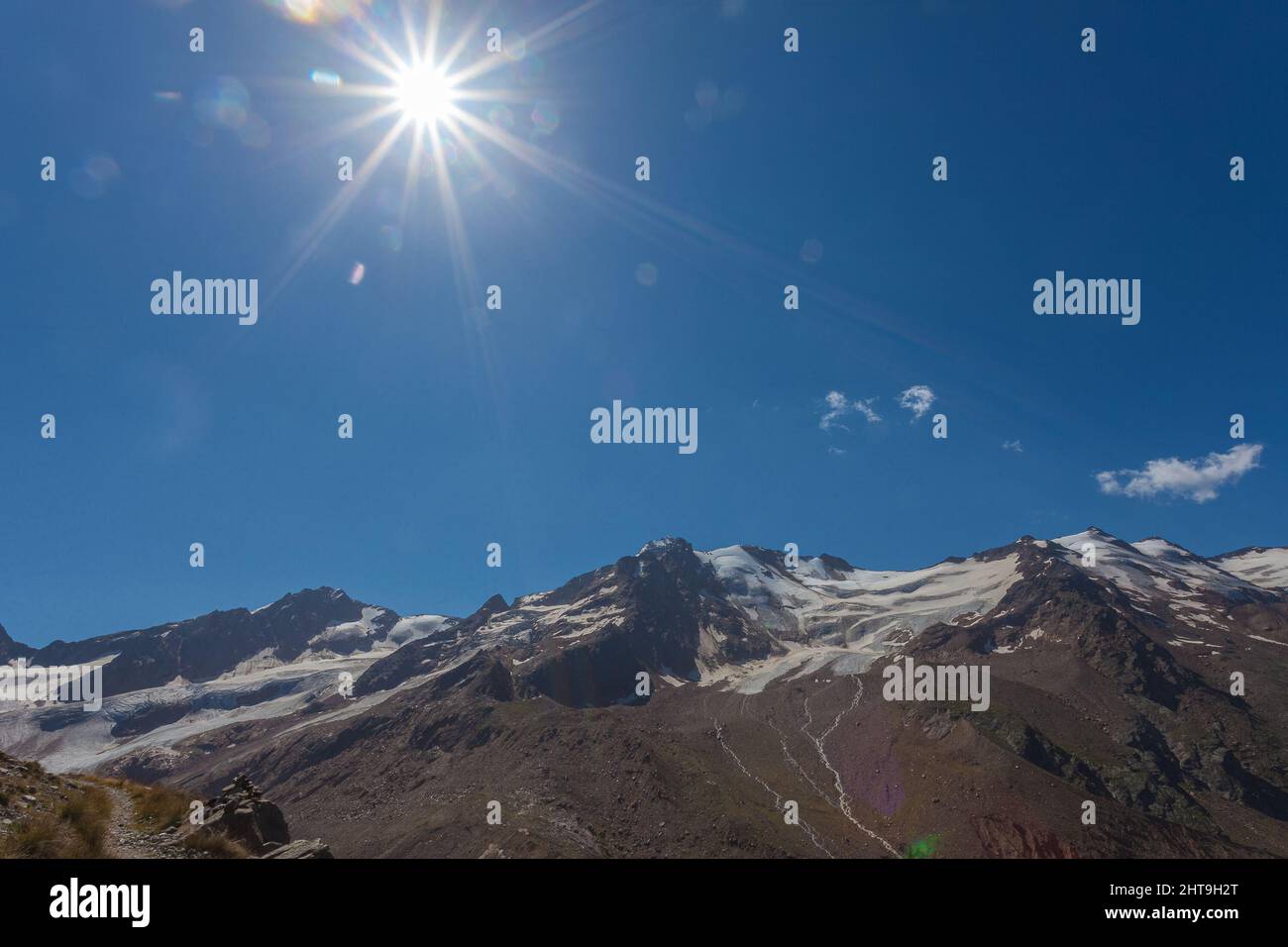 Soleil d'été sur le groupe de montagne de la Palla Bianca et ses grands glaciers Banque D'Images