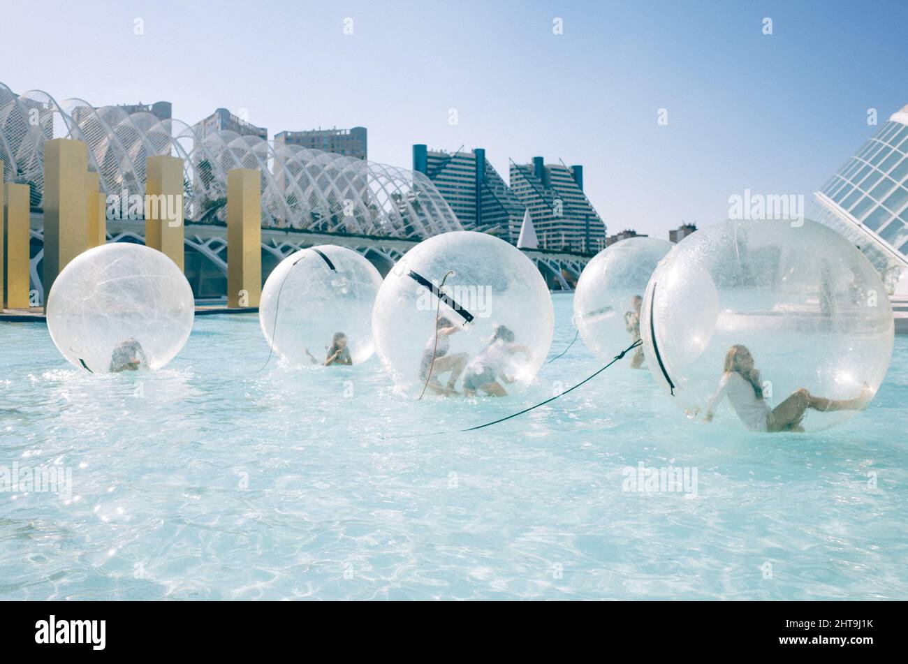 Photo gonflable boule de bulle marcher sur l'eau Banque D'Images