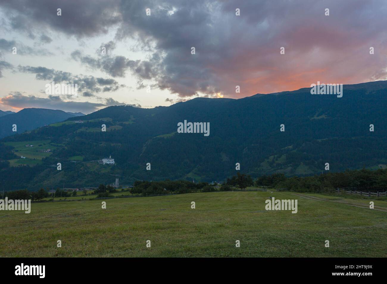 Coucher de soleil dans un pâturage de montagne au-dessus du monastère de Burgusio, Alto Adige, Italie. Destination de voyage populaire Banque D'Images