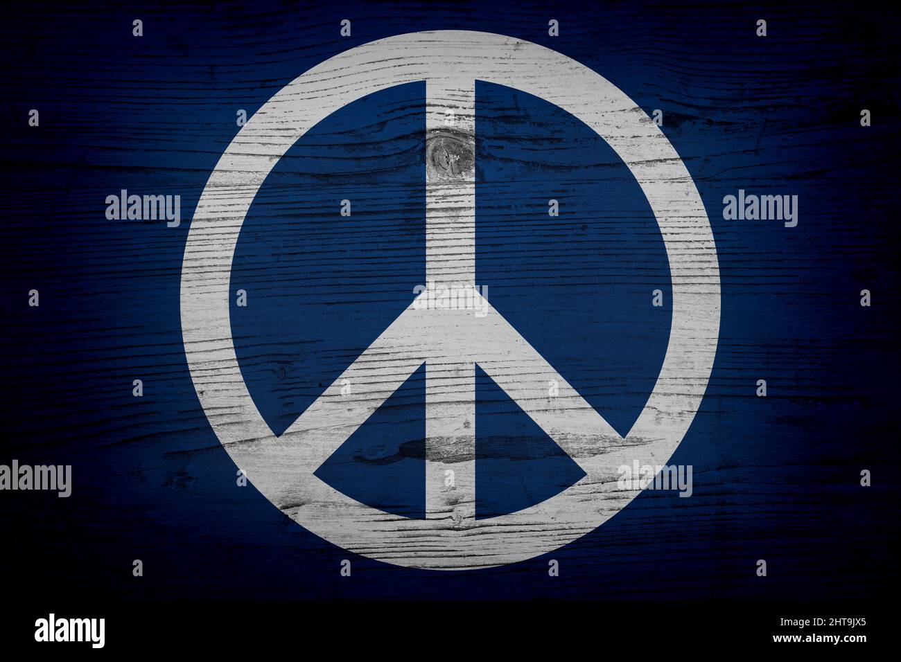 Contexte de paix. Symbole blanc de paix sur fond bleu foncé en bois. Banque D'Images