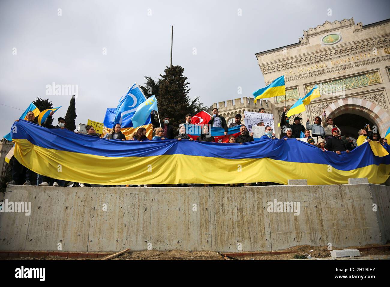 Istanbul, Turquie. 27th févr. 2022. Les manifestants scandent des slogans et brandent des drapeaux pendant la manifestation contre l'agression russe. Le quatrième jour de l'attaque des troupes militaires russes contre l'Ukraine, des citoyens ukrainiens et des manifestants anti-guerre se sont rassemblés sur la place Beyazit à Istanbul pour protester contre la Russie et le président russe Vladimir Poutine. Crédit : SOPA Images Limited/Alamy Live News Banque D'Images