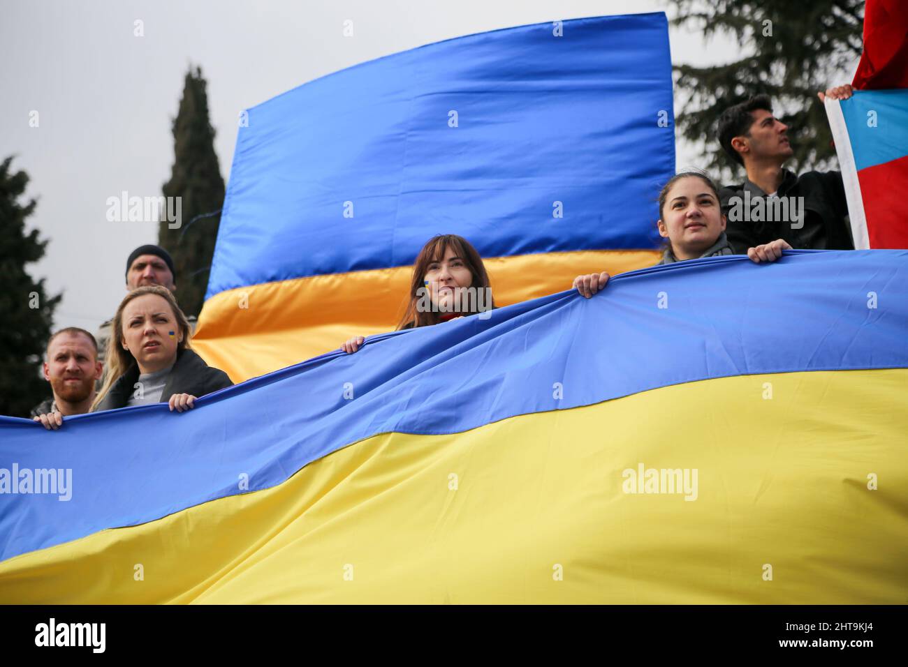 Istanbul, Turquie. 27th févr. 2022. Les manifestants détiennent des drapeaux ukrainiens lors de la manifestation contre l'agression russe. Le quatrième jour de l'attaque des troupes militaires russes contre l'Ukraine, des citoyens ukrainiens et des manifestants anti-guerre se sont rassemblés sur la place Beyazit à Istanbul pour protester contre la Russie et le président russe Vladimir Poutine. Crédit : SOPA Images Limited/Alamy Live News Banque D'Images