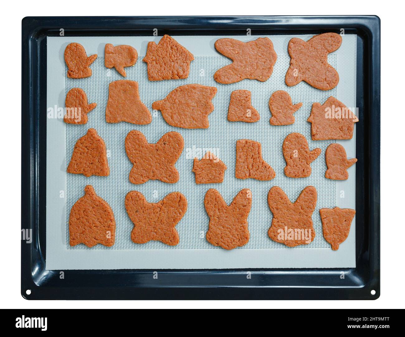 Biscuits faits maison sur un tapis de silicone sur une plaque de cuisson. Isolé sur fond blanc. Banque D'Images