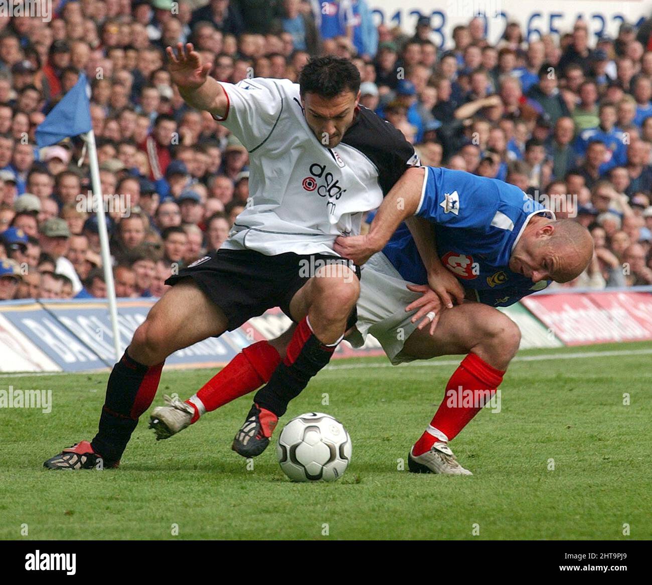 PORTSMOUTH V FULHAM STEVE ENCHEVÊTREMENTS DE PIERRES AVEC MALBRANQUE PIC MIKE WALKER, 2004 Banque D'Images