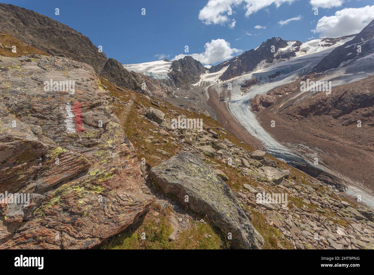 Vue sur le glacier Gepatschferner et Vallelunga depuis un sentier de montagne, en Italie Banque D'Images
