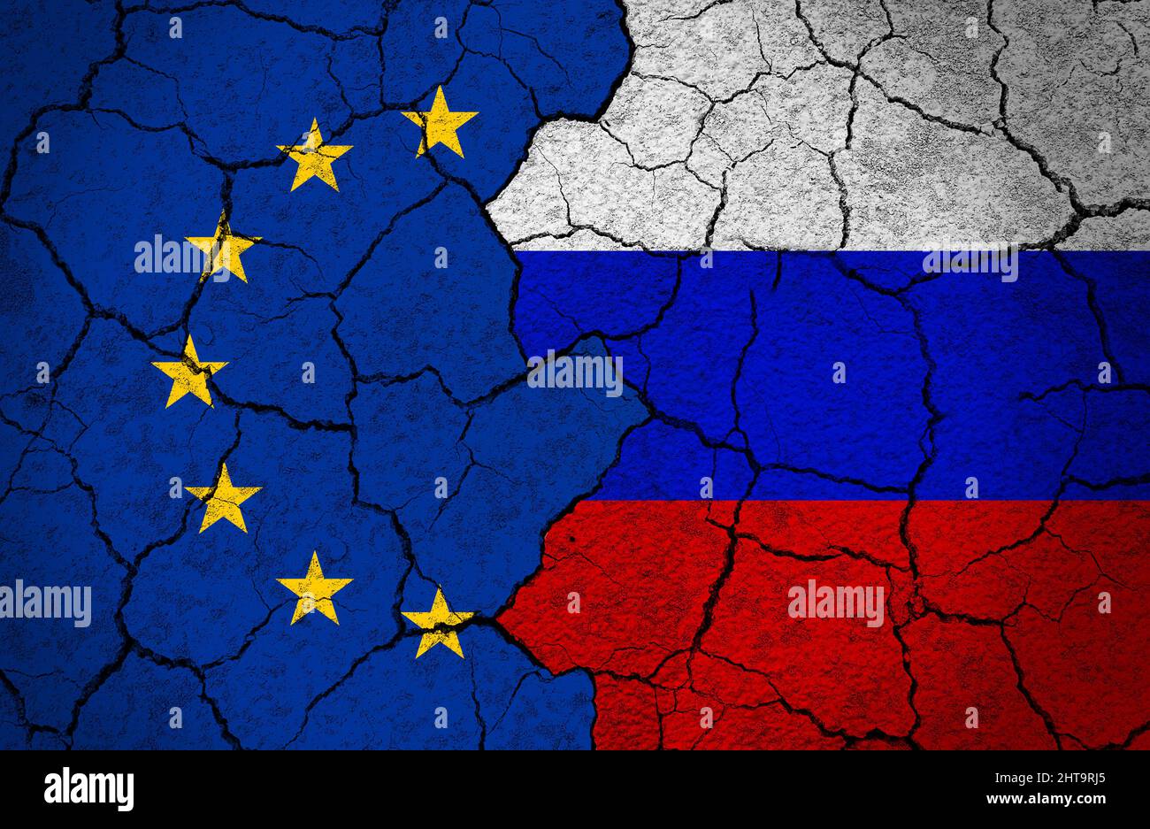 Drapeaux de l'UE et de la Russie peints sur un mur en béton. Concept de crise, rupture des relations, diplomatie entre l'Union européenne et la Russie. Banque D'Images
