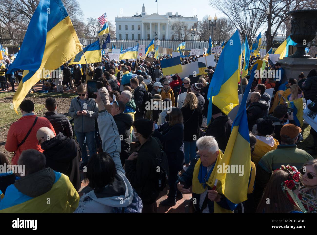 27 février 2022 : les partisans de l'Ukraine se rassemblent à la Maison Blanche pour protester contre l'invasion de l'Ukraine par la Russie et pour implorer le président Biden et l'OTAN pour qu'ils prennent des mesures plus fortes contre Vladimir Poutine et la Russie. Banque D'Images