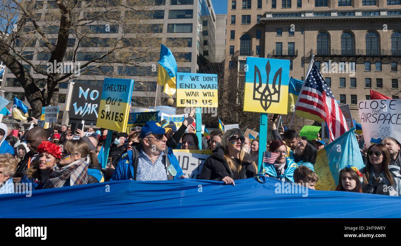 27 février 2022 : les partisans de l'Ukraine se rassemblent sur la place Farragut à Washington, DC pour protester contre l'invasion de l'Ukraine par la Russie et pour implorer le président Biden et l'OTAN pour prendre des mesures plus fortes et plus fortes contre Vladimir Poutine et la Russie. Une marche vers la Maison Blanche a suivi. Banque D'Images