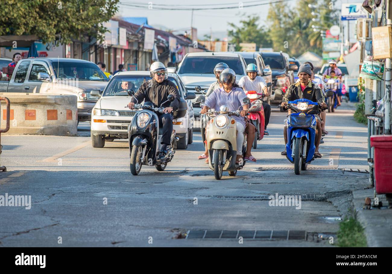 Circulation de motos pendant les heures de pointe à Hua Hin. C'est un vieux village de pêcheurs qui est devenu l'une des destinations de voyage les plus populaires en Thaïlande. Banque D'Images