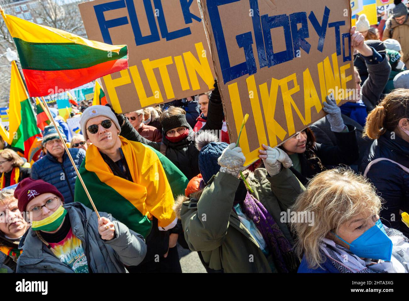 27 février 2022. Boston, ma. Des milliers de personnes ont défilé dans les rues du centre-ville de Boston pour soutenir l'Ukraine. Banque D'Images