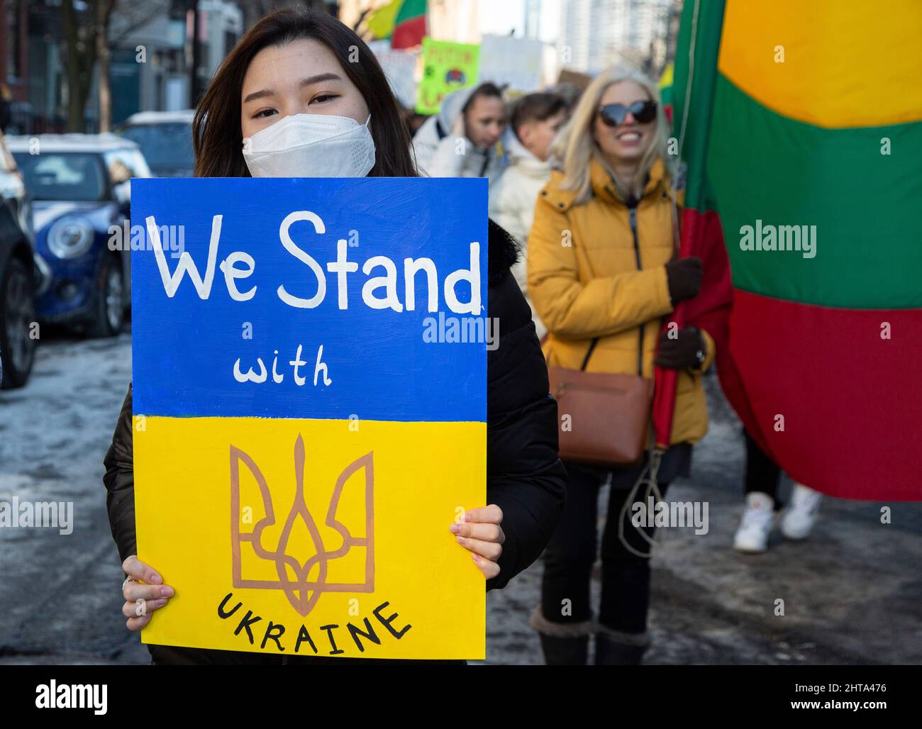 27 février 2022. Boston, ma. Des milliers de personnes ont défilé dans les rues du centre-ville de Boston pour soutenir l'Ukraine. Banque D'Images