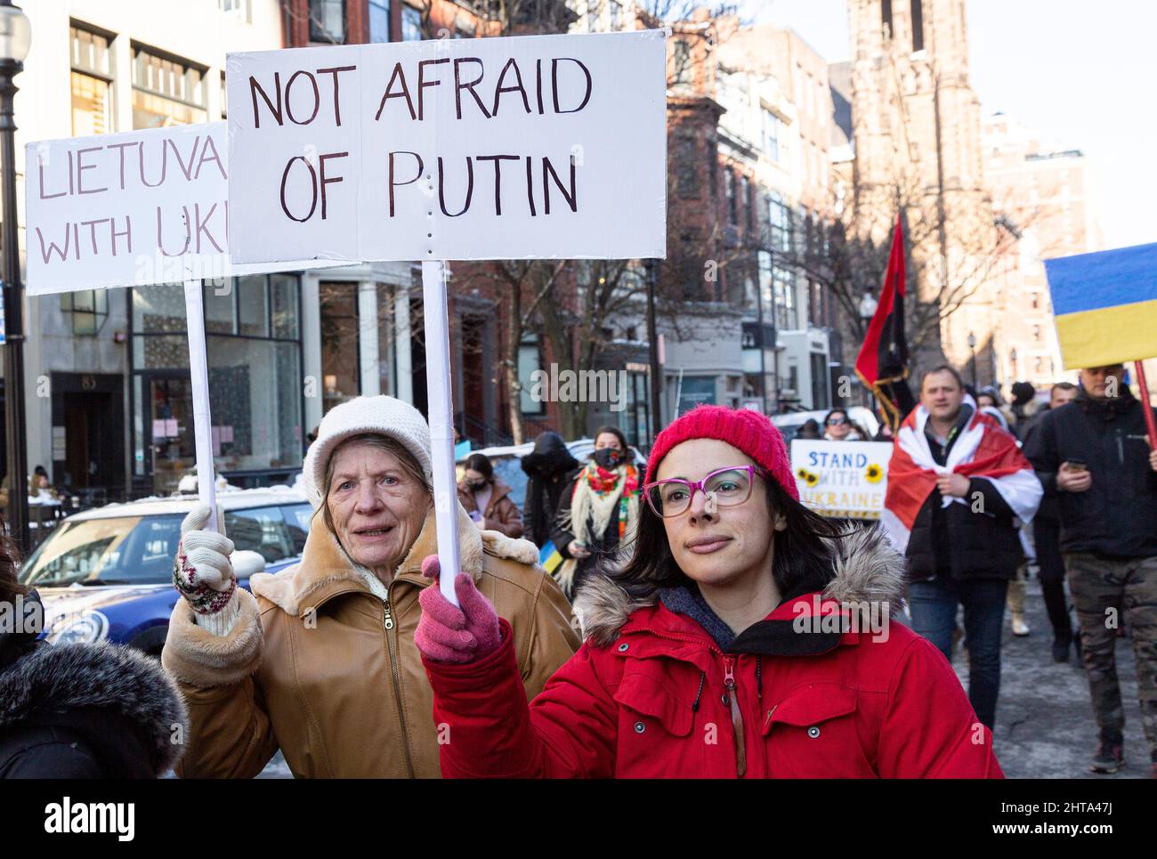 27 février 2022. Boston, ma. Des milliers de personnes ont défilé dans les rues du centre-ville de Boston pour soutenir l'Ukraine. Banque D'Images