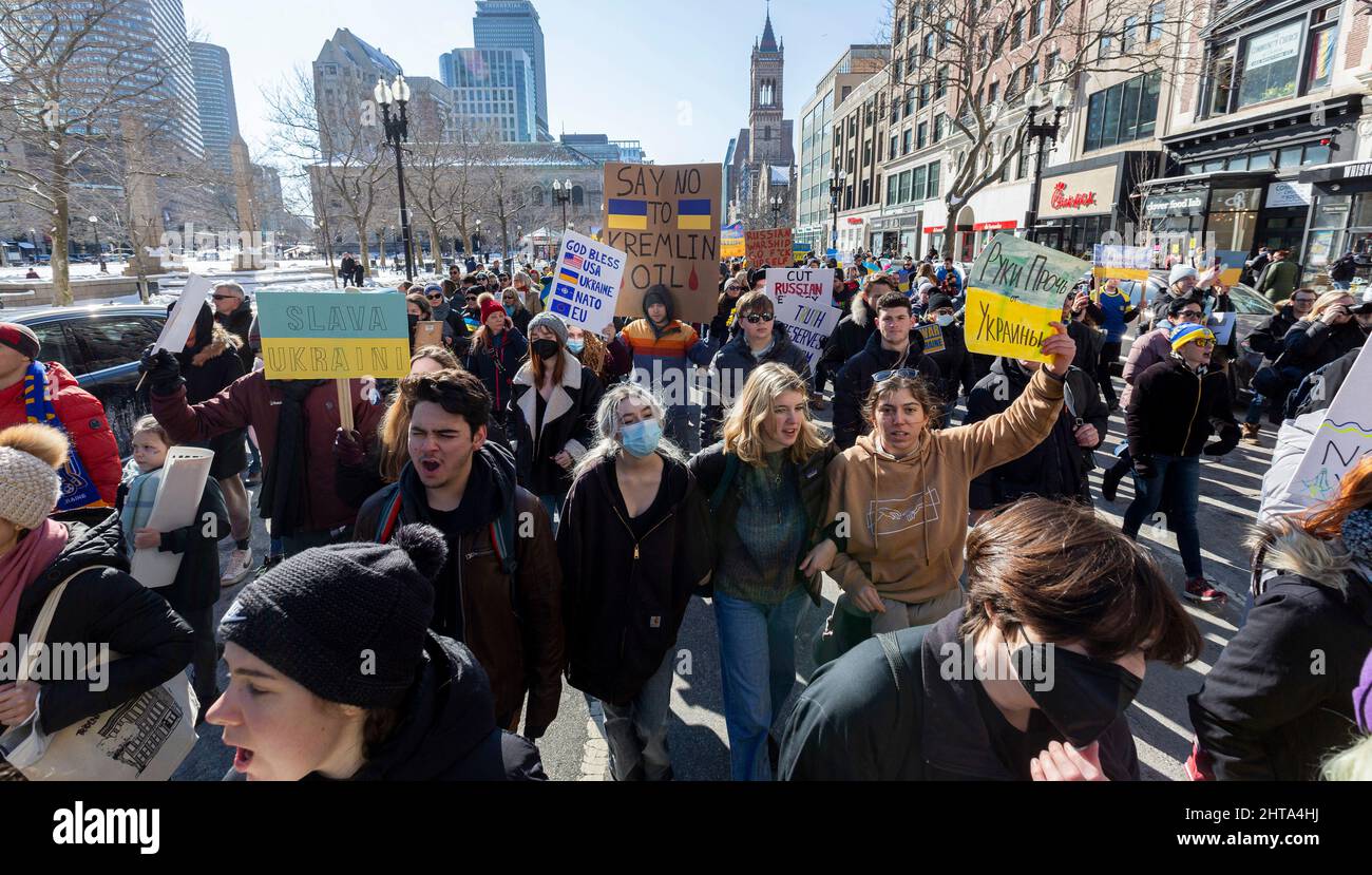 27 février 2022. Boston, ma. Des milliers de personnes ont défilé dans les rues du centre-ville de Boston pour soutenir l'Ukraine. Banque D'Images