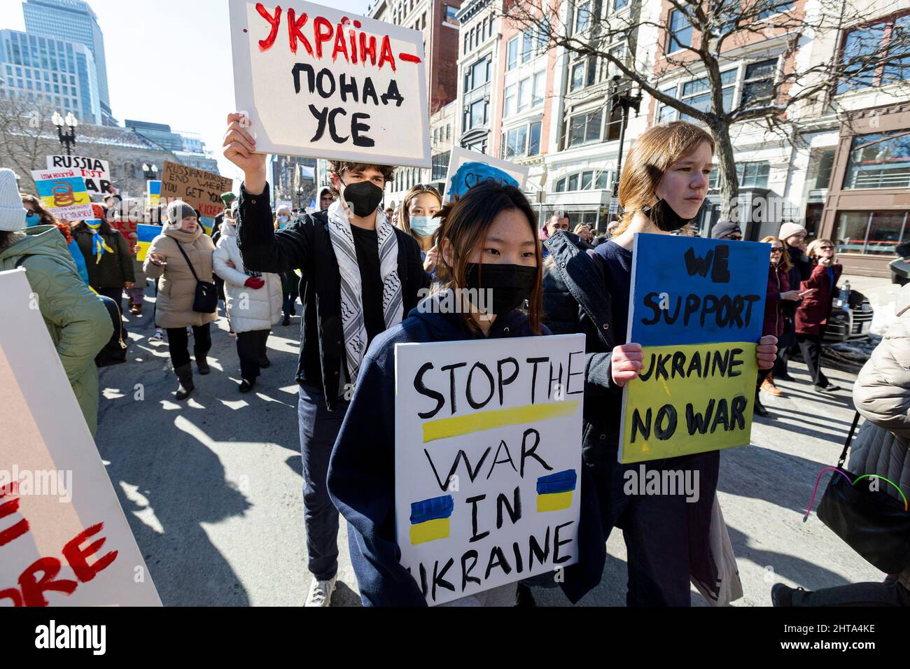 27 février 2022. Boston, ma. Des milliers de personnes ont défilé dans les rues du centre-ville de Boston pour soutenir l'Ukraine. Banque D'Images