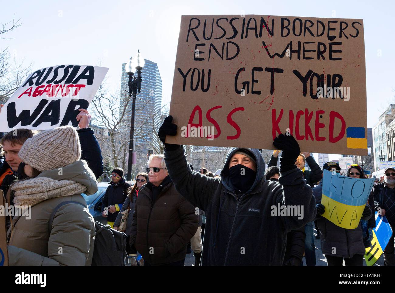 27 février 2022. Boston, ma. Des milliers de personnes ont défilé dans les rues du centre-ville de Boston pour soutenir l'Ukraine. Banque D'Images