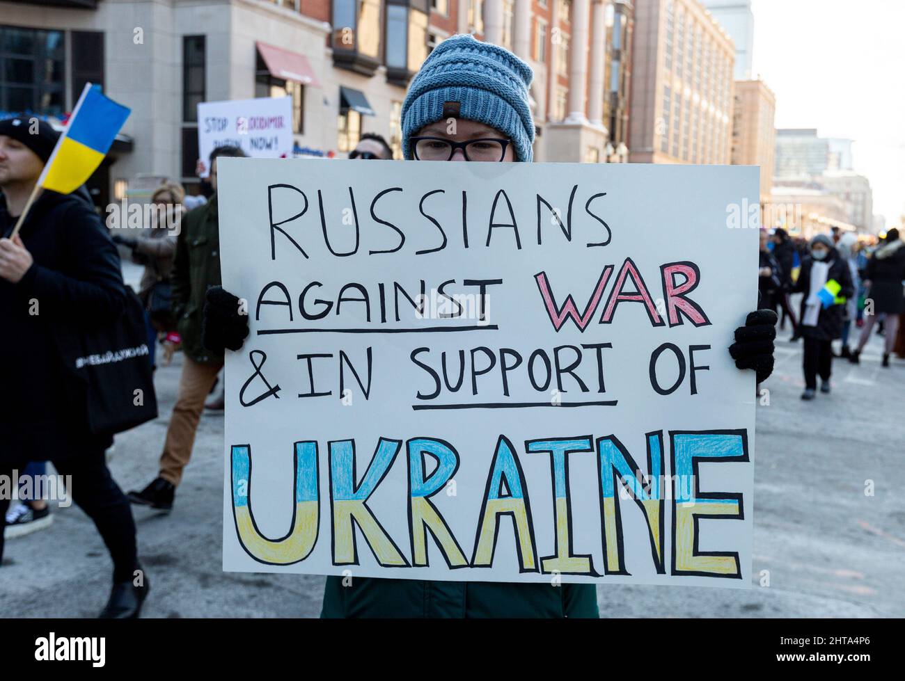 27 février 2022. Boston, ma. Des milliers de personnes ont défilé dans les rues du centre-ville de Boston pour soutenir l'Ukraine. Banque D'Images