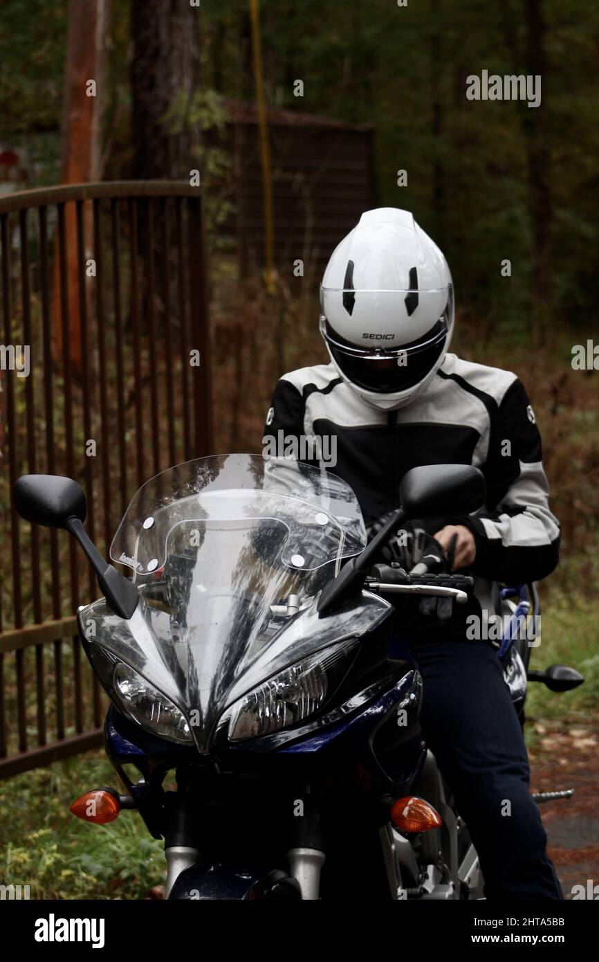 Pilote sur une moto Blue Honda aux portes de Little River Canyon en Alabama Banque D'Images