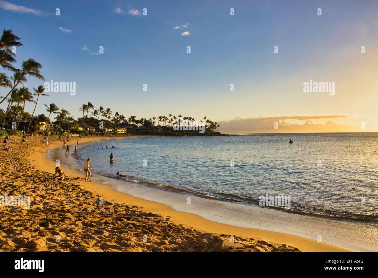 Baie de Napili à l'heure d'or. Banque D'Images