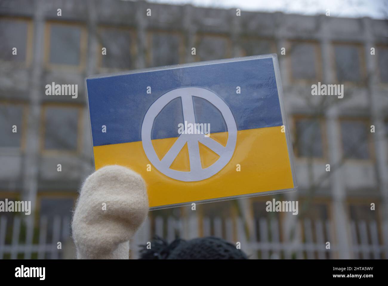 Helsinki, Finlande - 24 février 2022 : manifestant dans un rassemblement contre les actions militaires et l'occupation de la Russie en Ukraine portant des signes avec l'Ukraine Banque D'Images