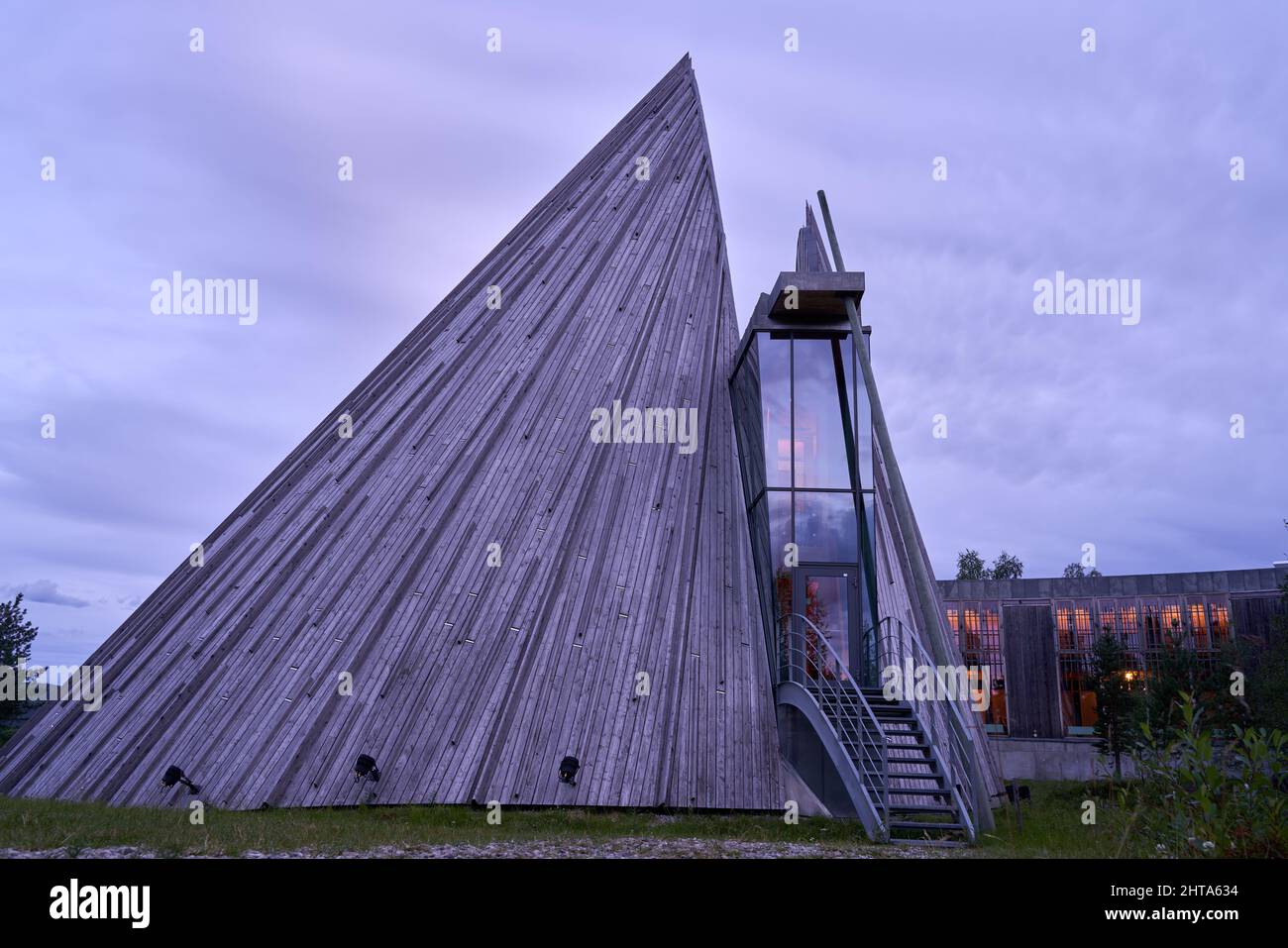 Belle vue sur le Parlement sami pendant le coucher du soleil à Karasjok, Norvège Banque D'Images