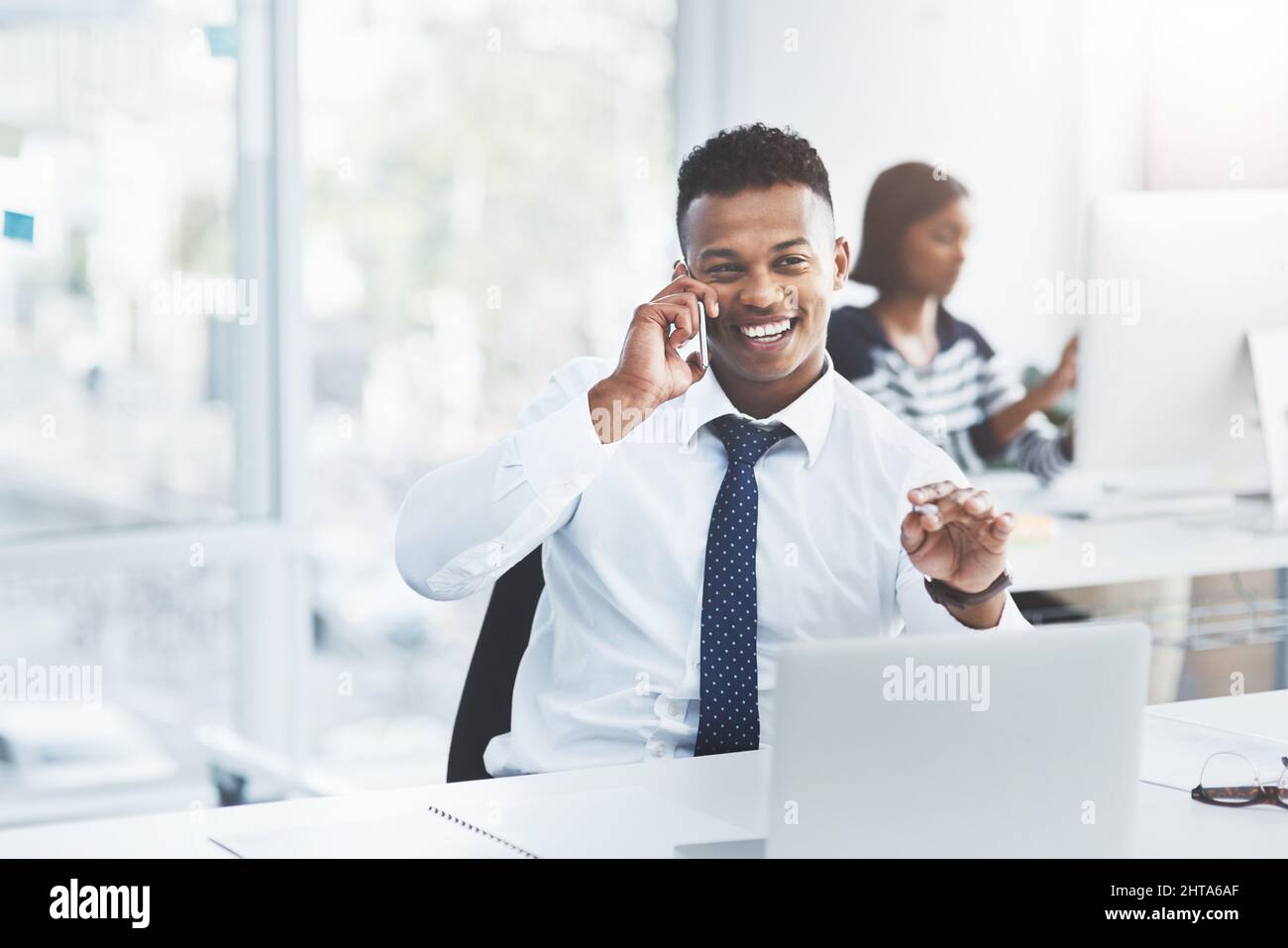 Les choses se passent toujours selon le plan quand vous avez prévu à l'avance. Photo d'un jeune homme d'affaires faisant un appel téléphonique à son bureau avec un collègue Banque D'Images