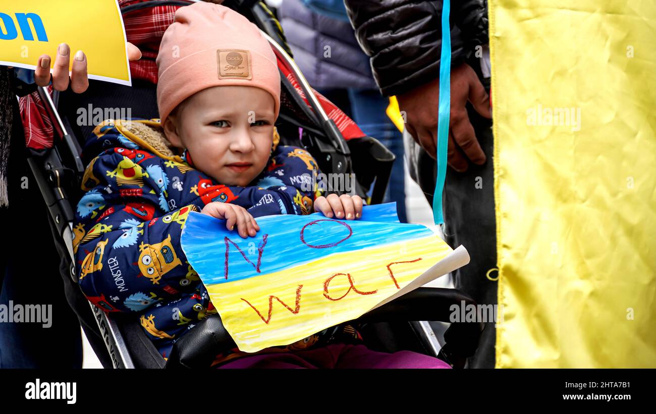 Izmir, Turquie. 27th février 2022. Protestation des Ukrainiens à Izmir, en Turquie, après que la Russie envahit l'Ukraine. Outre les Ukrainiens, les Turcs et les Turcs de Crimée ont également participé à la manifestation, qu'ils ont appelé le monde en particulier, l'Europe pour soutenir l'Ukraine et aider à mettre fin à la guerre. Le dirigeant russe Poutine est maudit par les slogans et les bannières des manifestants. Crédit: İdil Toffolo/Alay Live News Banque D'Images