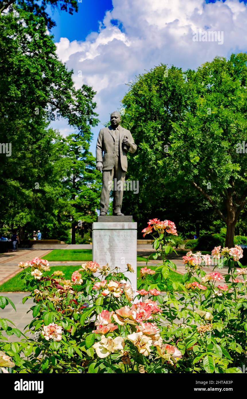 Une statue du Dr. Martin Luther King Jr. Se trouve à Kelly Ingram Park, le 12 juillet 2015, à Birmingham, Alabama. Banque D'Images