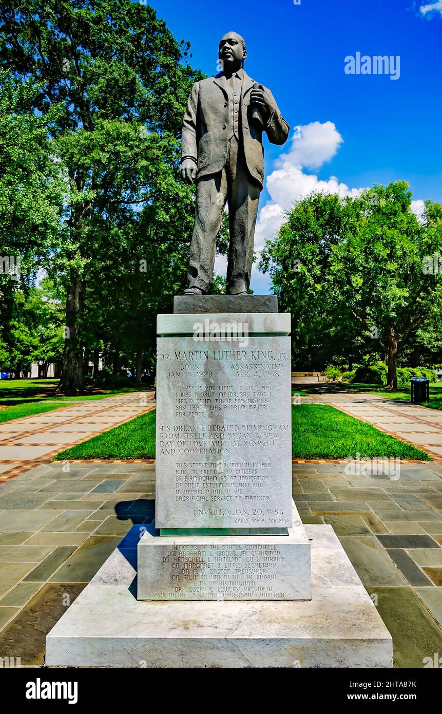 Une statue du Dr. Martin Luther King Jr. Se trouve à Kelly Ingram Park, le 12 juillet 2015, à Birmingham, Alabama. Banque D'Images