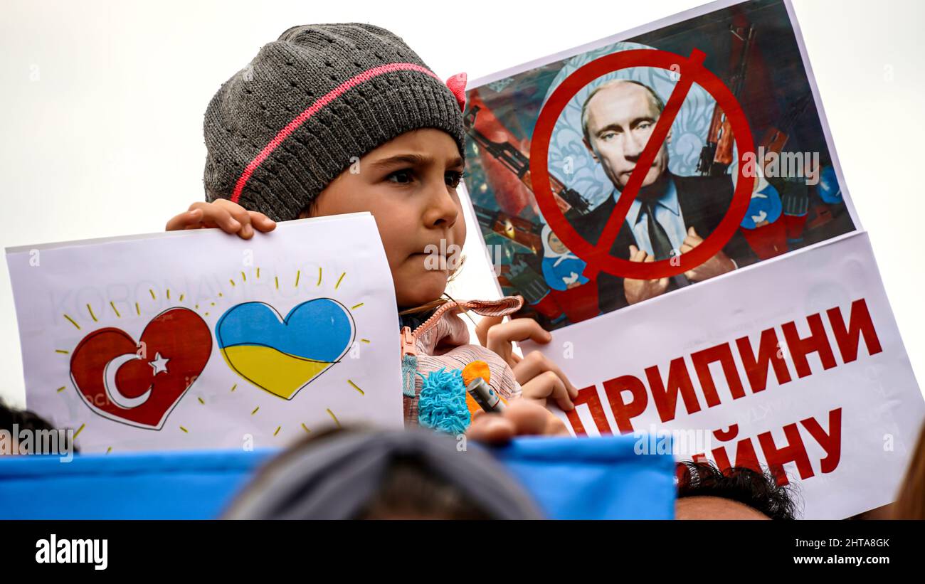 Izmir, Turquie. 27th février 2022. Protestation des Ukrainiens à Izmir, en Turquie, après que la Russie envahit l'Ukraine. Outre les Ukrainiens, les Turcs et les Turcs de Crimée ont également participé à la manifestation, qu'ils ont appelé le monde en particulier, l'Europe pour soutenir l'Ukraine et aider à mettre fin à la guerre. Le dirigeant russe Poutine est maudit par les slogans et les bannières des manifestants. Crédit: İdil Toffolo/Alay Live News Banque D'Images