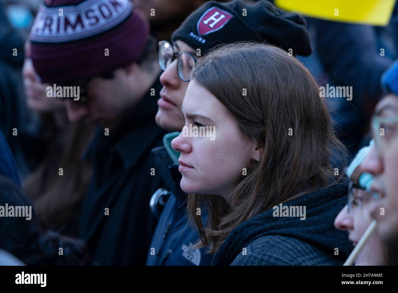 26 février 2022, Harvard University, Cambridge, Massachusetts, Etats-Unis: Les gens se rassemblent lors de la rencontre de Harvard avec l'Ukraine sur Harvard Yard à l'université de Harvard à Cambridge. Credit: Keiko Hiromi/AFLO/Alay Live News Banque D'Images