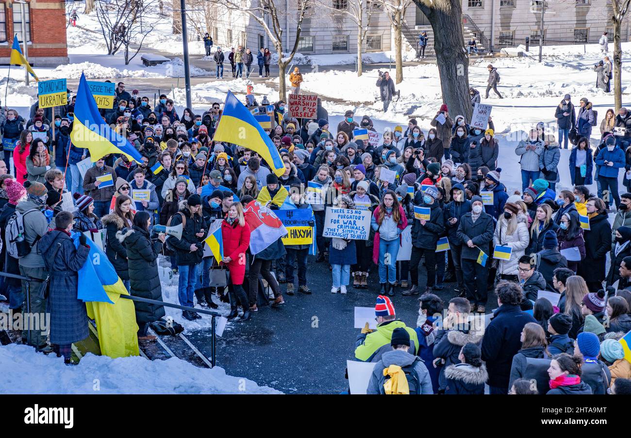 26 février 2022, Harvard University, Cambridge, Massachusetts, Etats-Unis: Les gens se rassemblent lors de la rencontre de Harvard avec l'Ukraine sur Harvard Yard à l'université de Harvard à Cambridge. Credit: Keiko Hiromi/AFLO/Alay Live News Banque D'Images