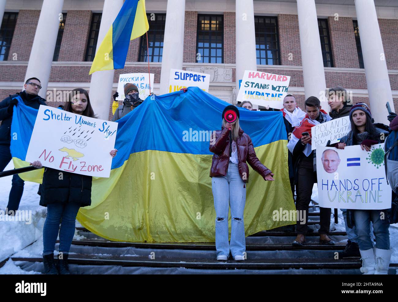 26 février 2022, Harvard University, Cambridge, Massachusetts, Etats-Unis: Les gens se rassemblent lors de la rencontre de Harvard avec l'Ukraine sur Harvard Yard à l'université de Harvard à Cambridge. Credit: Keiko Hiromi/AFLO/Alay Live News Banque D'Images