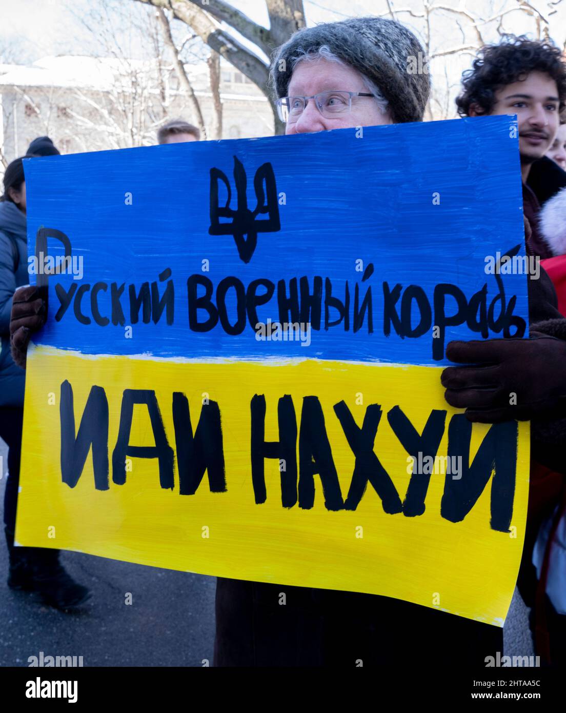 26 février 2022, Harvard University, Cambridge, Massachusetts, Etats-Unis: Les gens se rassemblent lors de la rencontre de Harvard avec l'Ukraine sur Harvard Yard à l'université de Harvard à Cambridge. Credit: Keiko Hiromi/AFLO/Alay Live News Banque D'Images